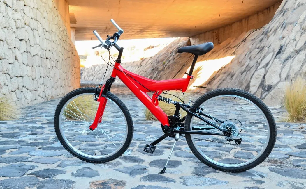 Hardtail kontra Full-Suspension – która konstrukcja rowerowa wygrywa na szlaku?