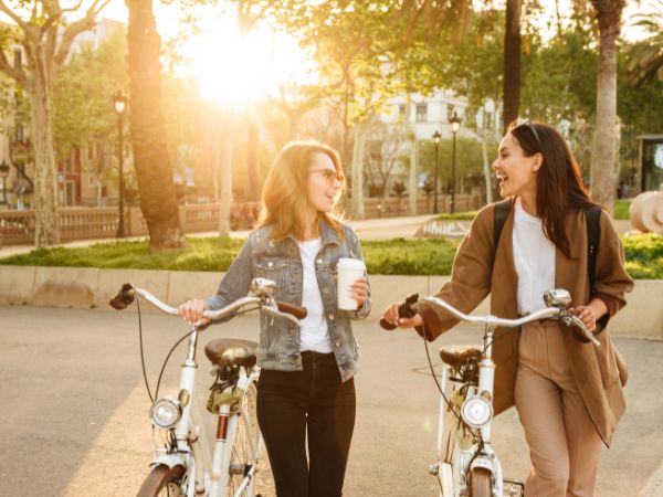 Jakie są korzyści z jazdy na damskim rowerze w mieście?