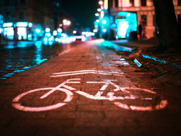 Jak bezpiecznie poruszać się po drogach jako rowerzysta?