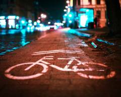 Jak bezpiecznie poruszać się po drogach jako rowerzysta?